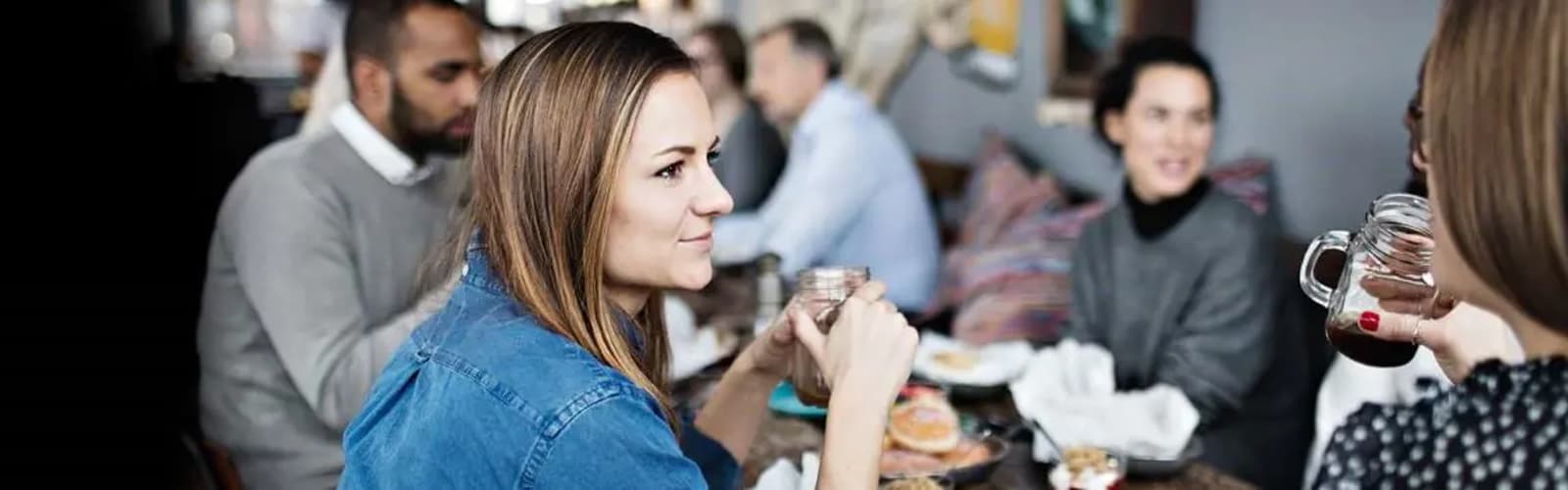 Kollegat kahvilassa 1200