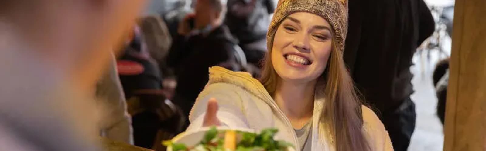 Henkilö ostamassa lounassalaattia katukahvilassa, food service