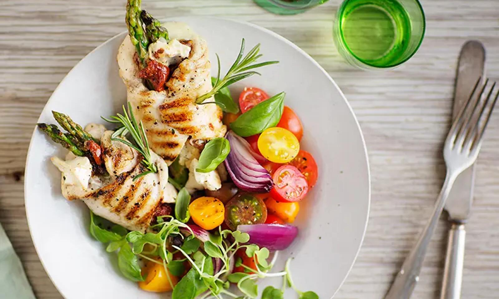 Tuore ja herkullinen kanasalaatti.