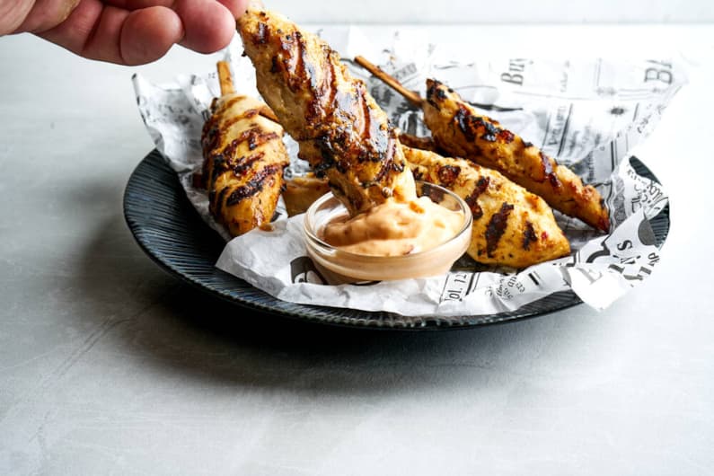 Grillatut sisäfileevartaat ja red hot chili -majoneesi