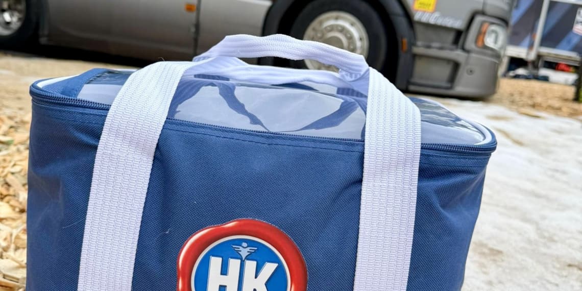 Kuva HK kylmäkassi ja FI joukkueen huoltorekka crop