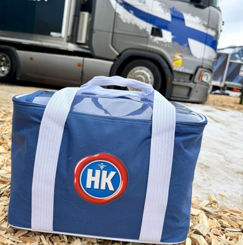 Kuva HK kylmäkassi ja FI joukkueen huoltorekka crop