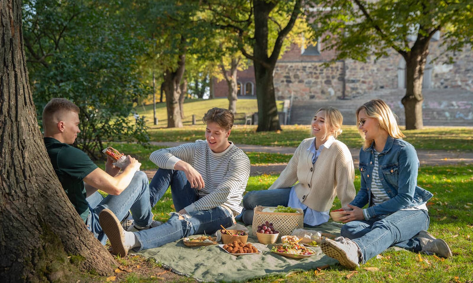 Picnic ystävien kanssa, valmistamme ruokaa maailman puhtaimman luonnon keskellä, vastuullisesti tuotetuista raaka-aineista.