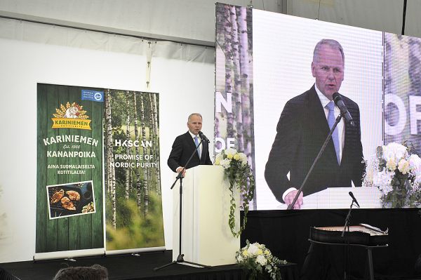 20170818hkscan_rauma_vihkiaiset_ministerileppa.jpg