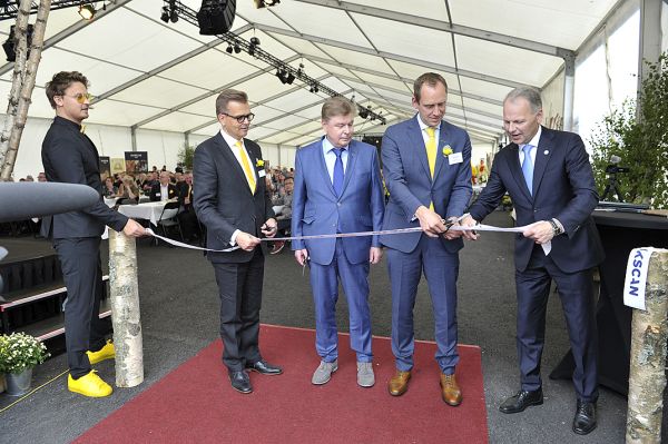 20170818hkscan_rauma_vihkiaiset_nauhan_leikkaus.jpg